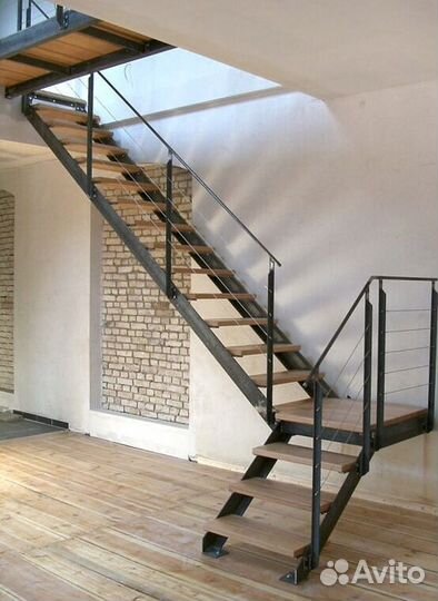 Лестница с забежными ступенями в коттедж