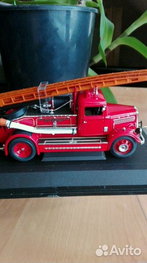 Модель пожарного.автомобиля dennis light four.Масш