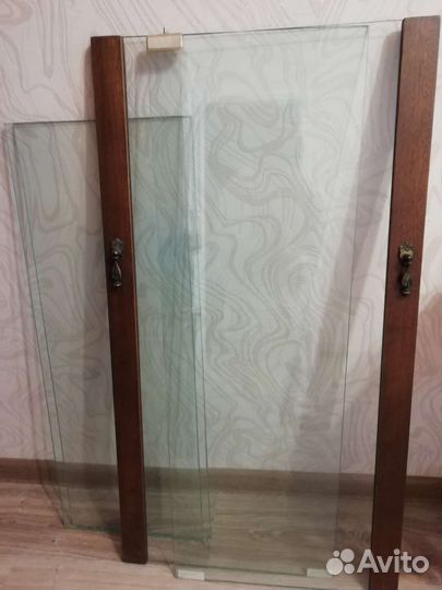 Стеклянные двери и стеклянные полки от стенки