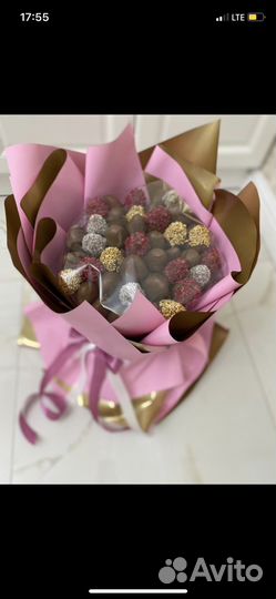 Клубника в шоколаде с цветами и в коробке