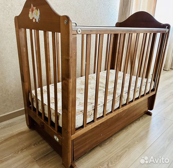 Детская кроватка с поперечным маятником