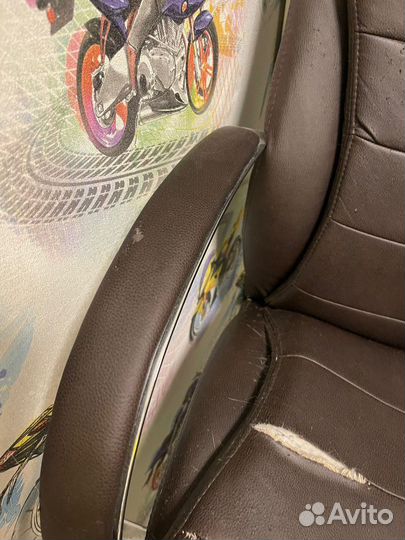 Офисное кожаное кресло