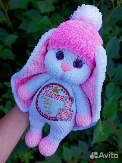 Именная игрушка, плюшевая зайка, вязаная, метрика