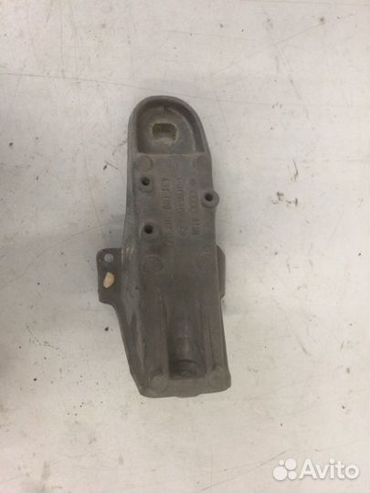 Кронштейн двигателя левый Audi 100 C3 MC