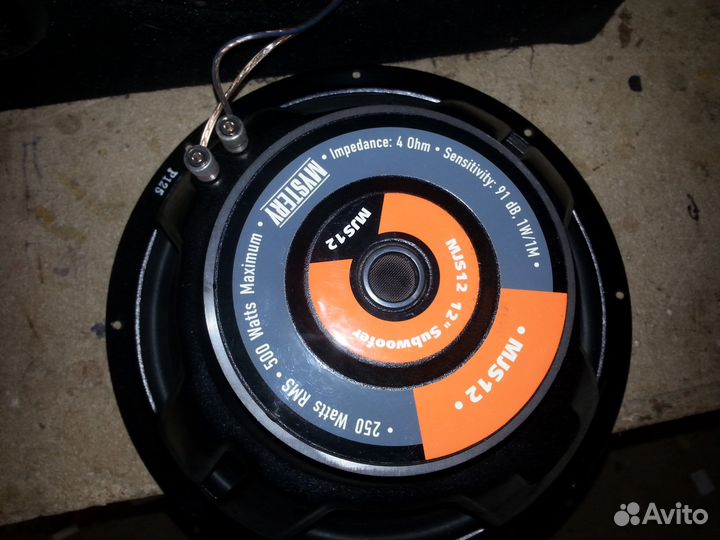 Сабвуфер, уселитель,конденсатор и полка с колонкам