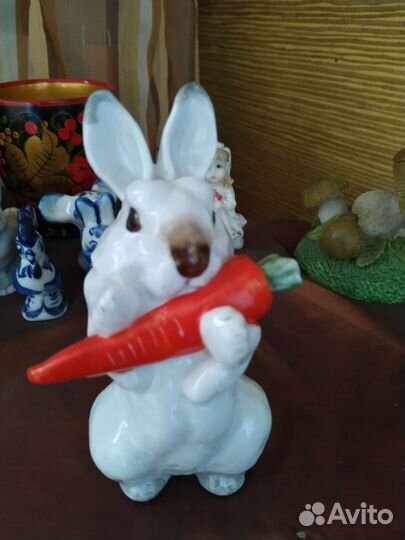 Статуэтка заяц с морковкой