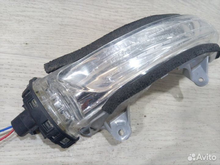 Повторитель поворота в зеркало правый Toyota Land