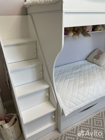 Двухъярусная кровать с лестницей комодом