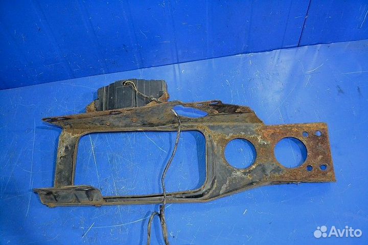 Кронштейн крепления фары, правой mercedes-benz 254