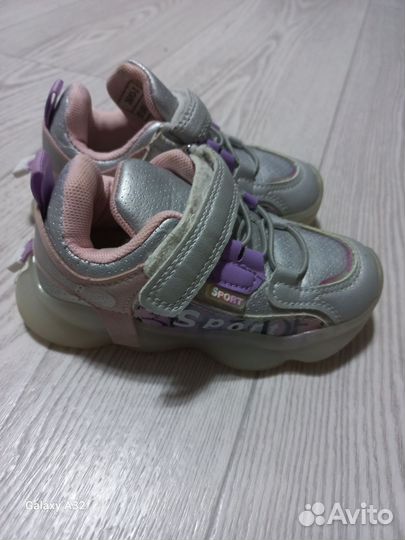 Кроссовки на девочку 28 размер