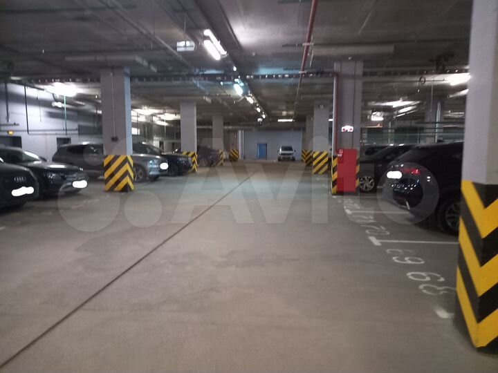 Машиноместо, > 30 м²