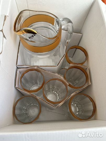 Кувшин и стаканы