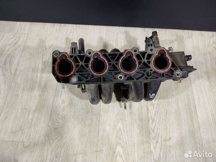 Renault Sandero 1 коллектор впускной