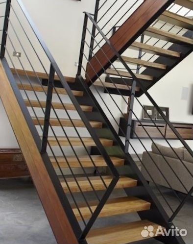 Лестница из ясеня на металлическом каркасе