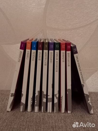 Книжная коллекция с классической музыкой и дисками