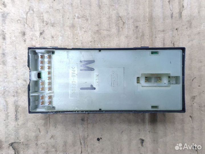 Кнопка стеклоподъемника Infiniti FX35 пер. правая