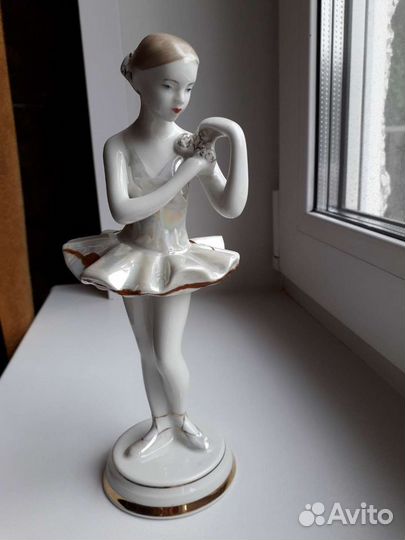 Статуэтка фарфор