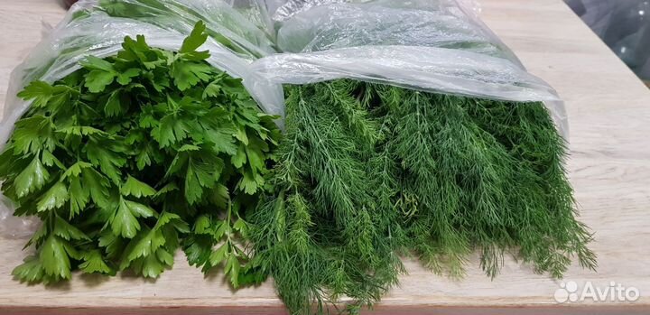 Свежая зелень, ягоды