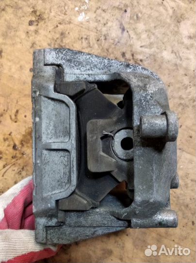 Опора двигателя правая Volkswagen Caddy 3 BSE