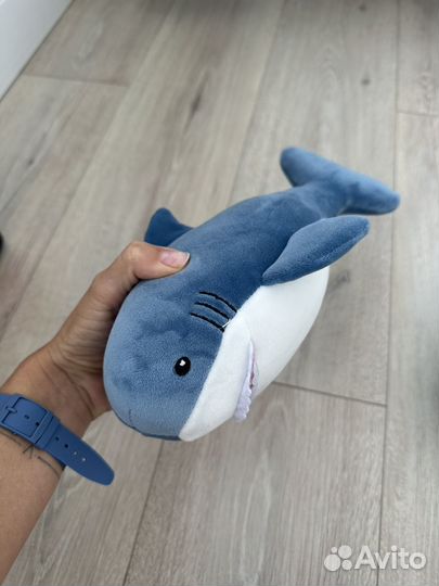 Мягкие игрушки (акула и авокадо)