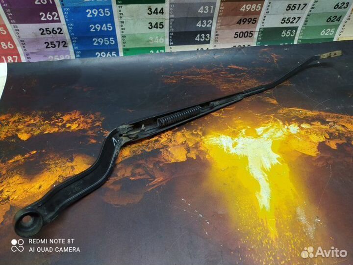 Поводок стеклоочистителя левый Mitsubishi Lancer