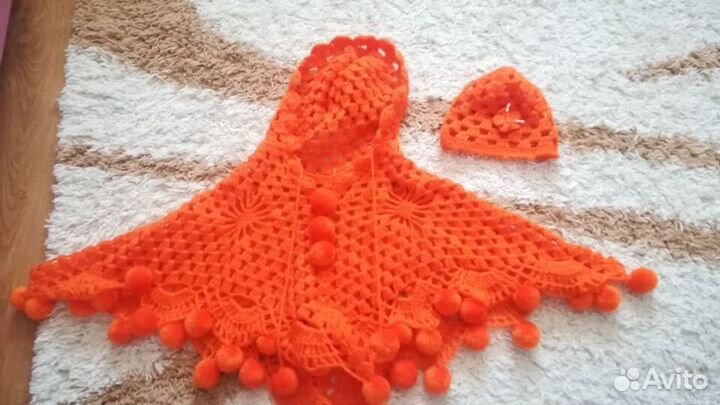 Вязаная шапочка в комплекте с накидкой для девочки