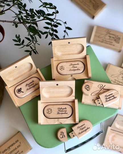 Деревянная флешка с гравировкой, подарок учителю