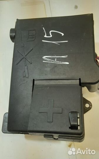 Блок предохранителей на акб Opel Astra J