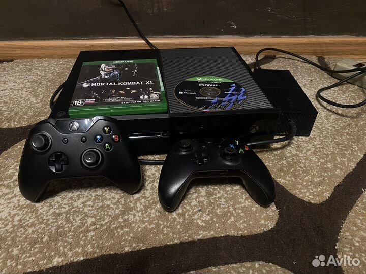 Xbox One s 2 геймпада + игры