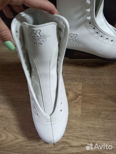 Коньки фигурные р. 37