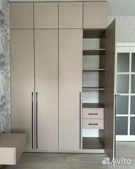 Распашной шкаф