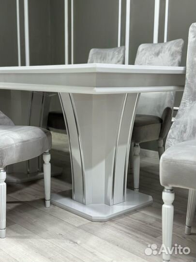 Стол со стульями в гостинную