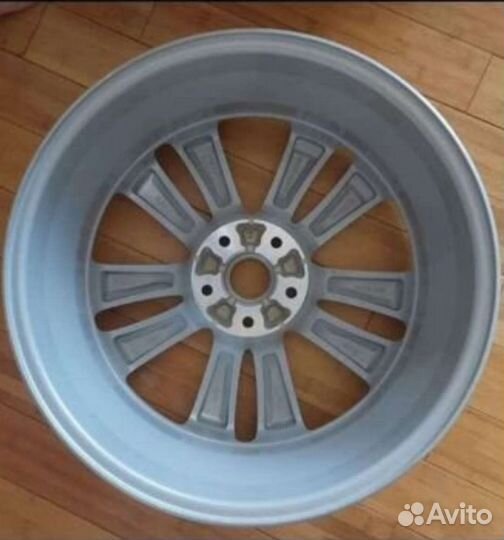 Диск литой автомобильный r18