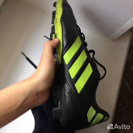 Футбольные бутсы adidas