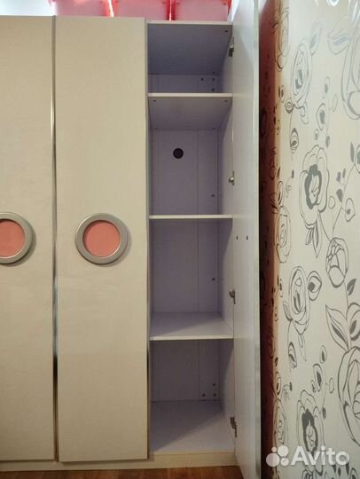 Шкаф трехстворчатый