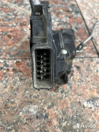 Замок задней левой двери mazda 3 bk