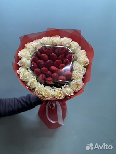 Клубника с розами