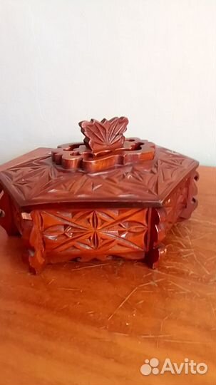 Деревянная шкатулка