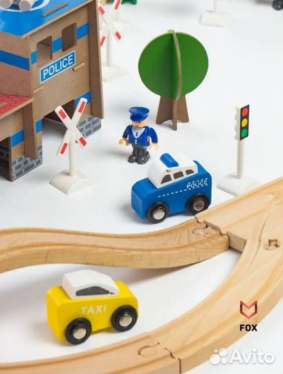 Деревянная железная дорога с электропоездом