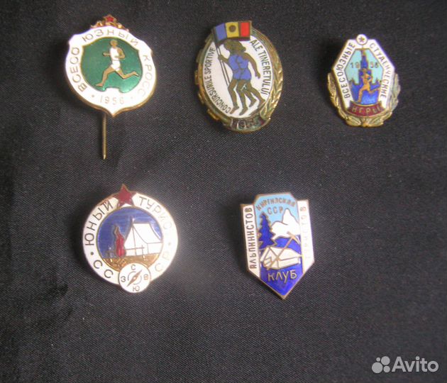 5 спортивных значков 50-х годов 20 века