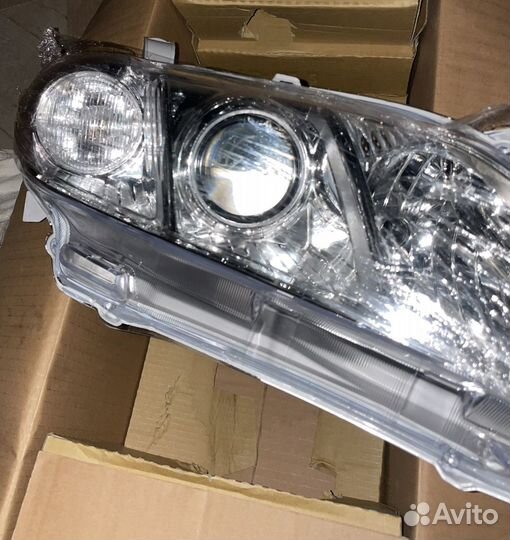 Фара передняя правая Toyota XV40