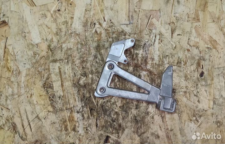 Крепление подножки пассажира левое Suzuki GSF400 B