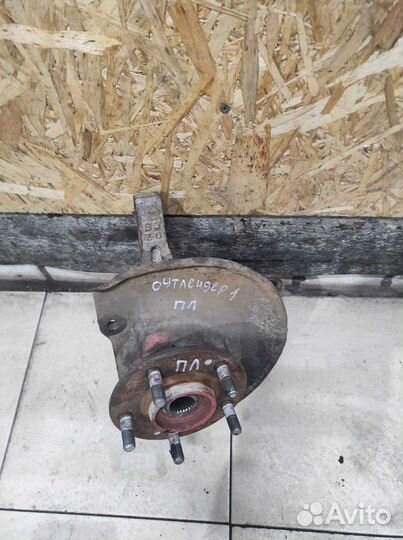 Кулак передний левый Mitsubishi Outlander 1