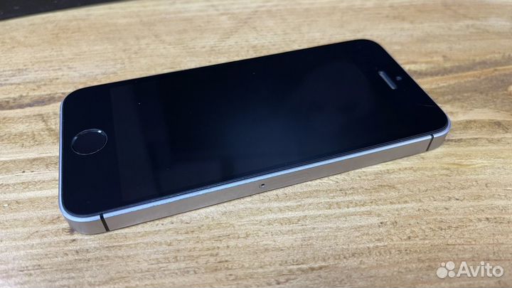 Смартфон Apple iPhone SE 128Gb LTE