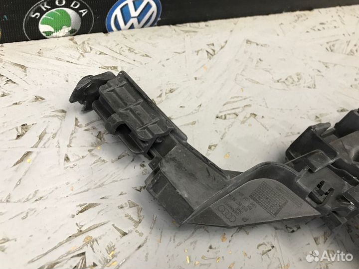 Кронштейн бампера правый Audi A4 B8 cdhb 2010