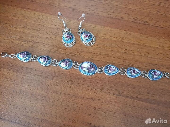 Серебряного цвета браслет и серьги