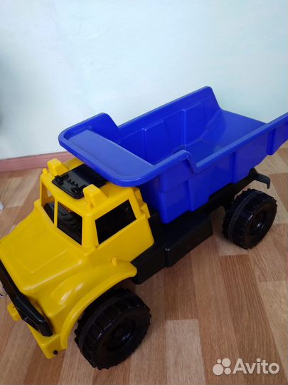 Детская игрушка - самосвал 