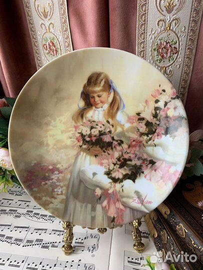 Тарелка настенная Donald Zolan каскад цветов