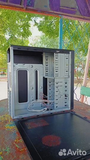 Корпус компьютера белого цвета меняю на серебристо