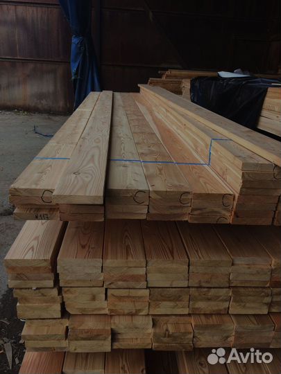 Строганная лиственница: доски 55x125 мм, равномерные размеры